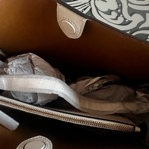 NWT Coach Maddy Hobo Bag Glovetanned Smooth Leather Cream - Picture 8 of 8